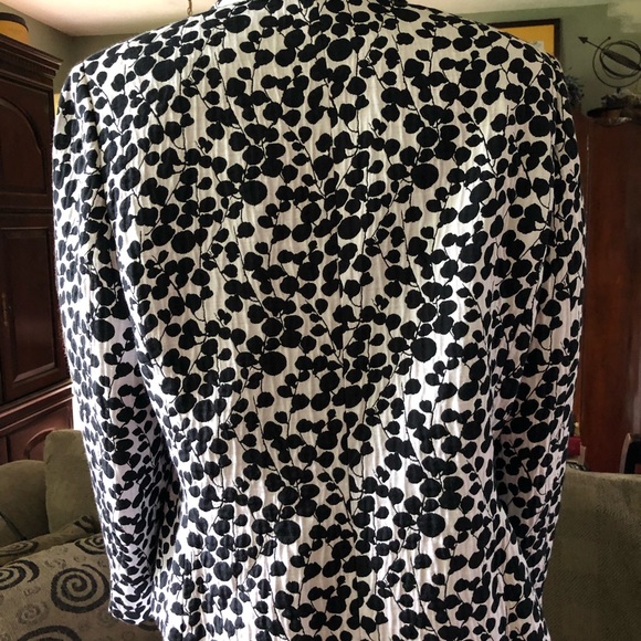 JONES WEAR Ladies Sz 16 Black & White Jacket. Quality material. - Picture 7 of 13